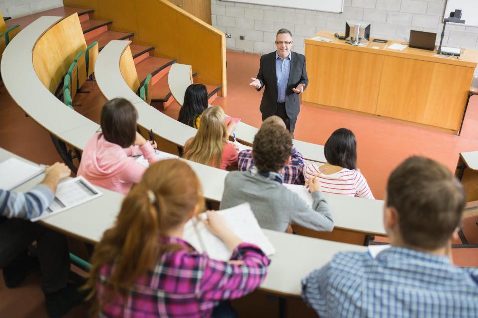 <a href="https://www.shutterstock.com/es/image-photo/elegant-teacher-students-sitting-college-lecture-160511186" rel="nofollow noopener" target="_blank" data-ylk="slk:Shutterstock / ESB Professional;elm:context_link;itc:0;sec:content-canvas" class="link ">Shutterstock / ESB Professional</a>