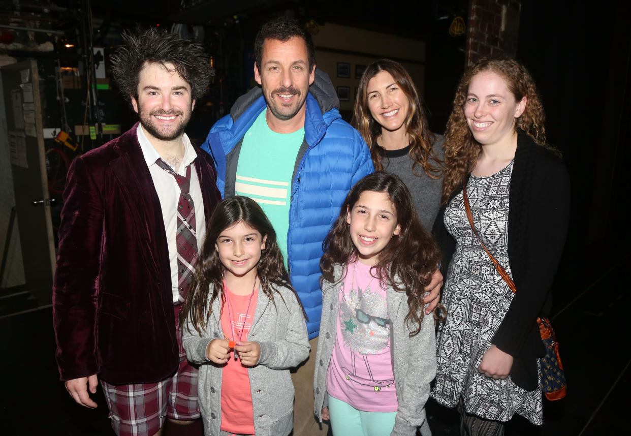 Alex Brightman, Adam Sandler, sus hijas Sunny y Sadie Sandler, su esposa Jackie y una amiga en el backstage del musical 'School of Rock' en Broadway en 2016.  (Photo by Bruce Glikas/Bruce Glikas/FilmMagic)