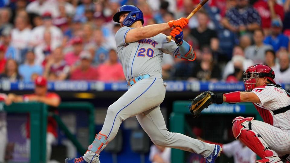 Aug 19, 2022; Philadelphia, Pennsylvania, USA; New York Mets designated hitter Pete Alonzo (20) hits an RBI fielder s choice against the Philadelphia Phillies during the first inning at Citizens Bank Park.