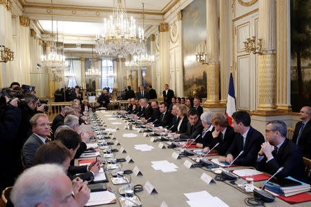 French President Emmanuel Macron, French Prime Minister Edouard Philippe and members of the government meet with representatives of trade unions, employers' organisations and local elected officials at the Elysee Palace in Paris, France December 10, 2018. Yoan Valat/Pool via REUTERS