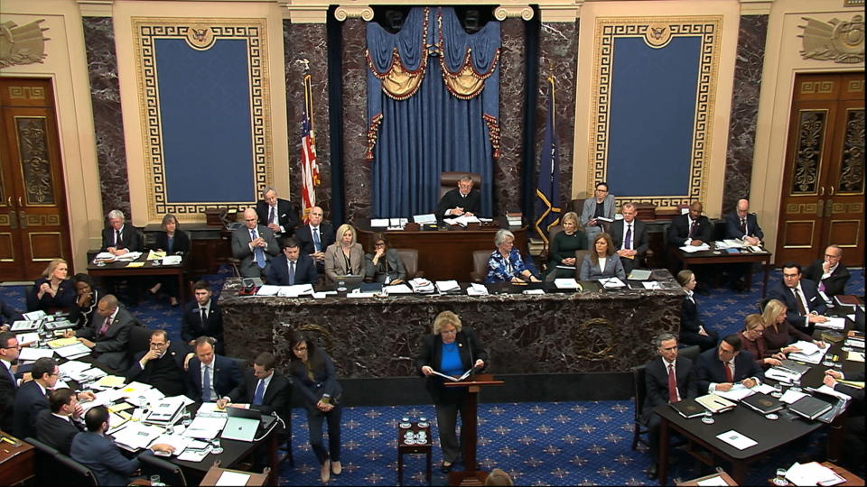 En esta imagen tomada de un video, la representante demócrata por California Zoe Lofgren interviene en favor de una enmienda presentada por el senador demócrata Chuck Schumer, de Nueva York, durante el juicio político al presidente de Estados Unidos, Donald Trump, en el Senado, en el Capitolio, Washington, el 21 de enero de 2020. (Senate Television via AP)