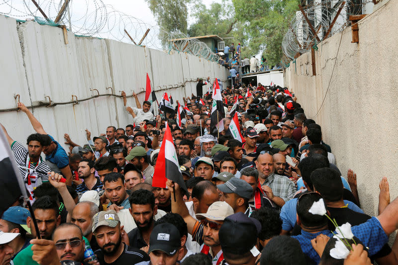 Des centaines de partisans de l'imam Moktada al Sadr ont envahi samedi la "zone verte" de Bagdad, le quartier fortifié abritant les principaux lieux de pouvoir, et pénétré dans le Parlement pour protester contre l'absence de vote sur un nouveau gouvernement en Irak./Photo prise le 30 avril 2016/REUTERS/Ahmed Saad