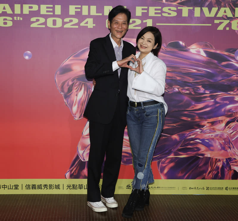 喜翔、楊貴媚出席「春行」星光首映 電影「春行」台北電影節星光首映23日在中山堂舉 行，演員喜翔（左）、楊貴媚（右）出席宣傳，一同 比愛心合影。 中央社記者謝佳璋攝  113年6月23日 