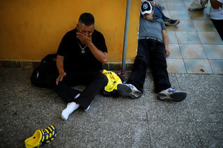 Migrants, part of a caravan travelling to the U.S., rest on a square as they wait to cross the border between Guatemala and Mexico, in Tecun Uman, Guatemala, November 19, 2018. REUTERS/Alkis Konstantinidis