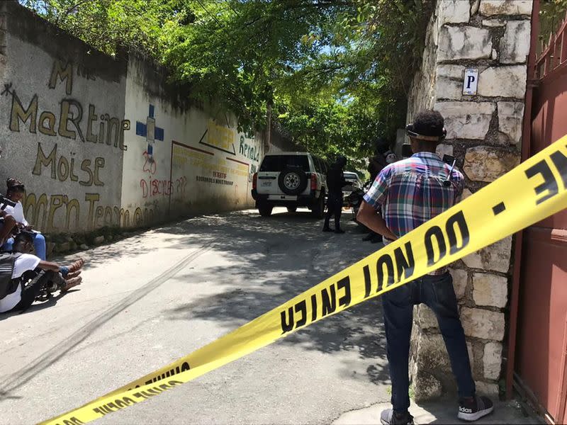 Foto del martes de perdiodistas cerca de la residencia del presidente de Haiti tras el asesinato de Jovenel Moise a manos de hombres armados no identidicados en Puerto Príncipe