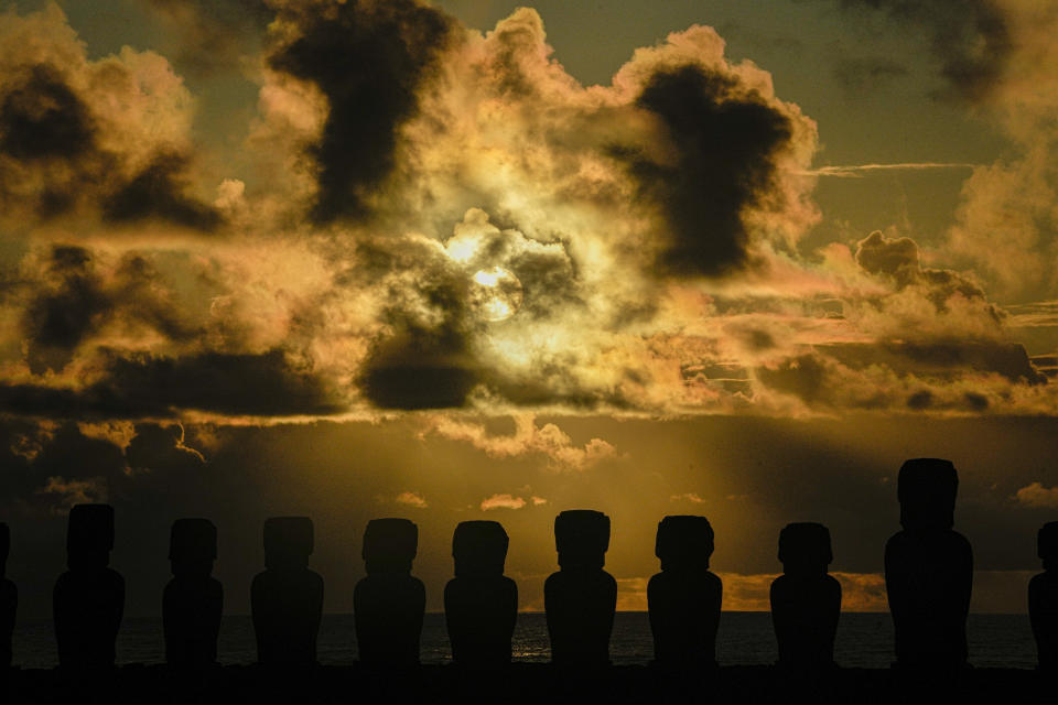 Las estatuas moai se observan contra un amanecer en Ahu Tongariki, Rapa Nui o Isla de Pascua, Chile, el sábado 26 de noviembre de 2022. Cada figura humana monolítica tallada hace siglos por el pueblo rapanui de esta remota isla del Pacífico representa un antepasado.(AP Foto/Esteban Felix)