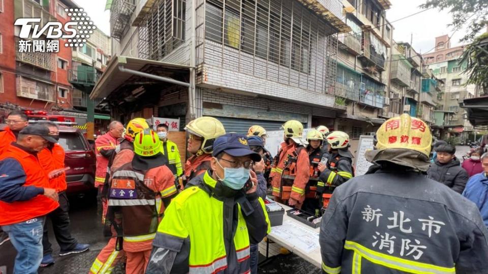 大批警消人員趕抵。（圖／TVBS）