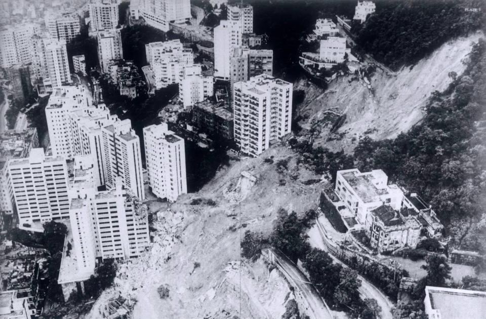 1972 年 6 月 18 日的暴雨，導致半山區寶珊道發生山泥傾瀉，龐大沙泥衝擊了樓齡只有 7 年的旭龢大廈，大廈全座倒塌，山泥和倒塌了的大廈向前撞擊了附近未入伙樓宇「景翠園」E 座部份樓層（圖片左下）。事故造成 67 死 19 傷，而在 4 年之後，港府成立土力工程處，專責研究斜坡安全。而在制訂斜坡安全工程的時候，「重現期」的應用亦是不能缺少。（圖：土力工程拓展署）（點擊圖片可放大）