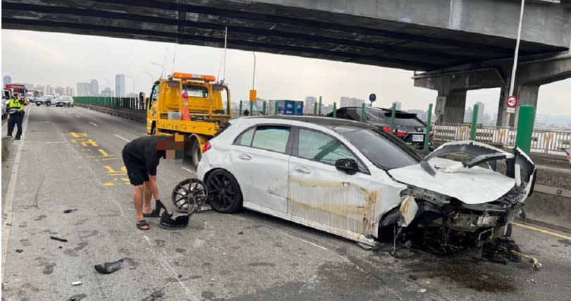 楊姓女駕駛自撞分隔島，賓士車車頭全撞爛。（圖／報系資料照）