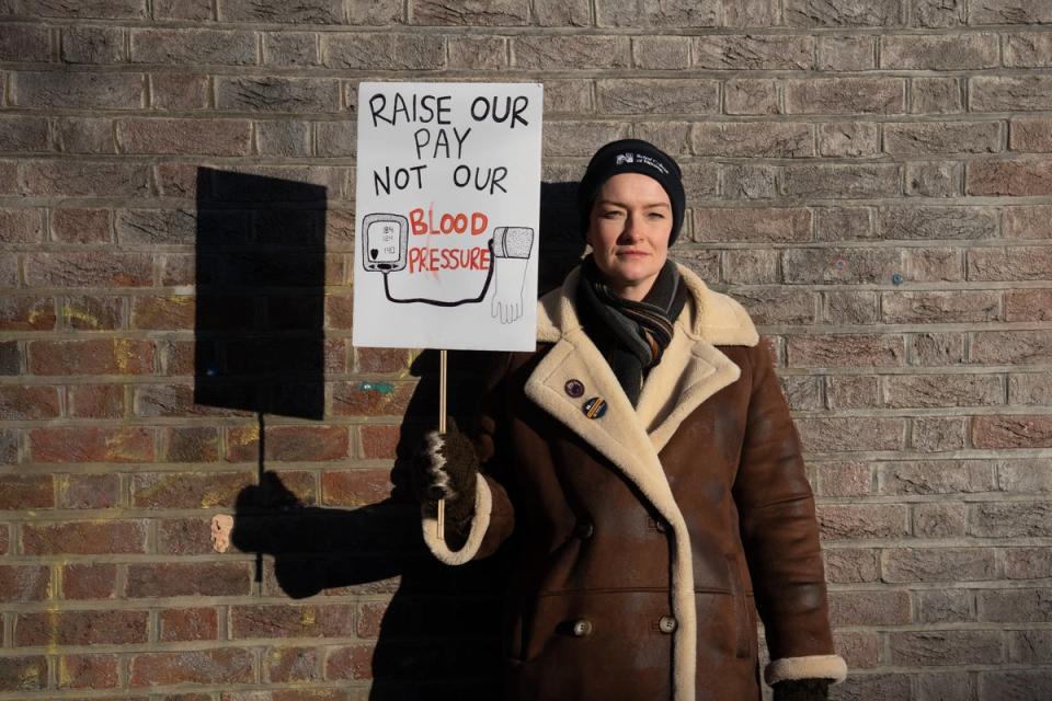 Eine Krankenschwester posiert für ein Foto mit ihrem Plakat vor dem Tavistock and Portman NHS Trust (Getty Images)