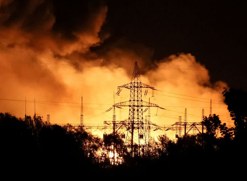 Una vista muestra una planta de energía térmica en llamas golpeada por un ataque con misiles rusos, en medio del ataque de Rusia a Ucrania, en Járkov, Ucrania