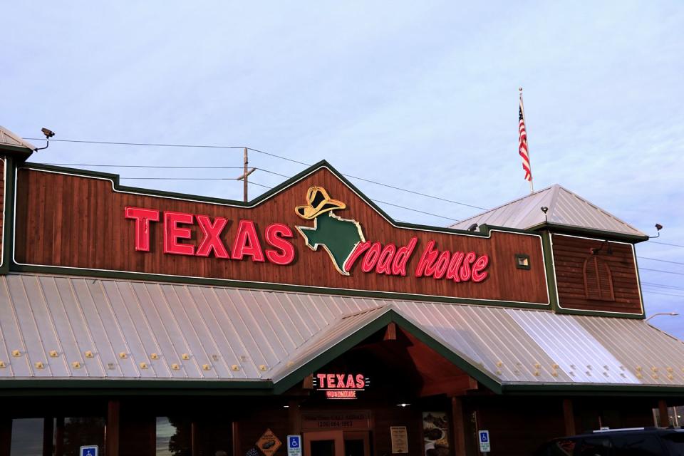 texas road house restaurant entry sign