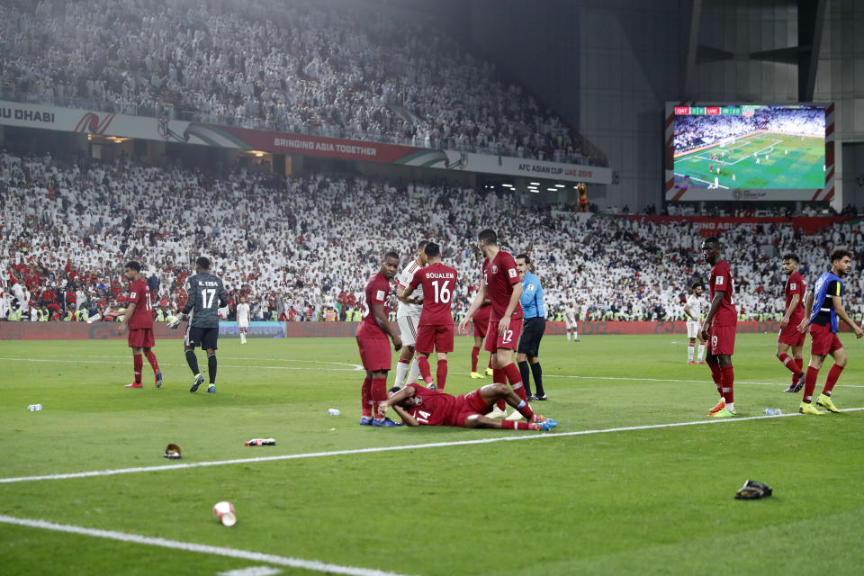 Caos en la tribuna porque el equipo de casa, Emiratos Árabes Unidos, caían estrepitosamente ante Catar, en la semifinal de la Copa Asiática. / Foto: AP