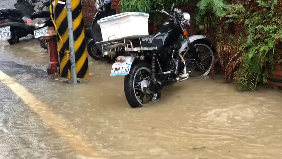 快新聞／彰化降下大雨「彰員路淹水」！ 民眾冒險疏通堵塞處畫面曝