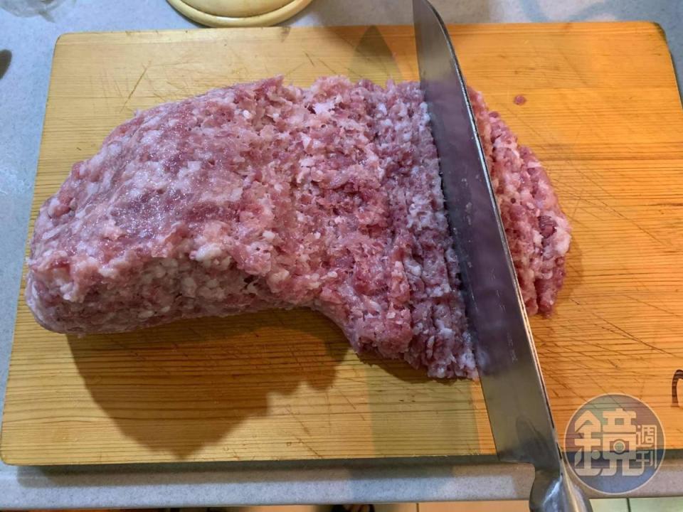 買回的絞肉重新剁。