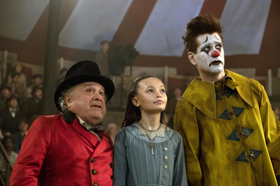 danny devito nico parker and colin farrell in dumbo