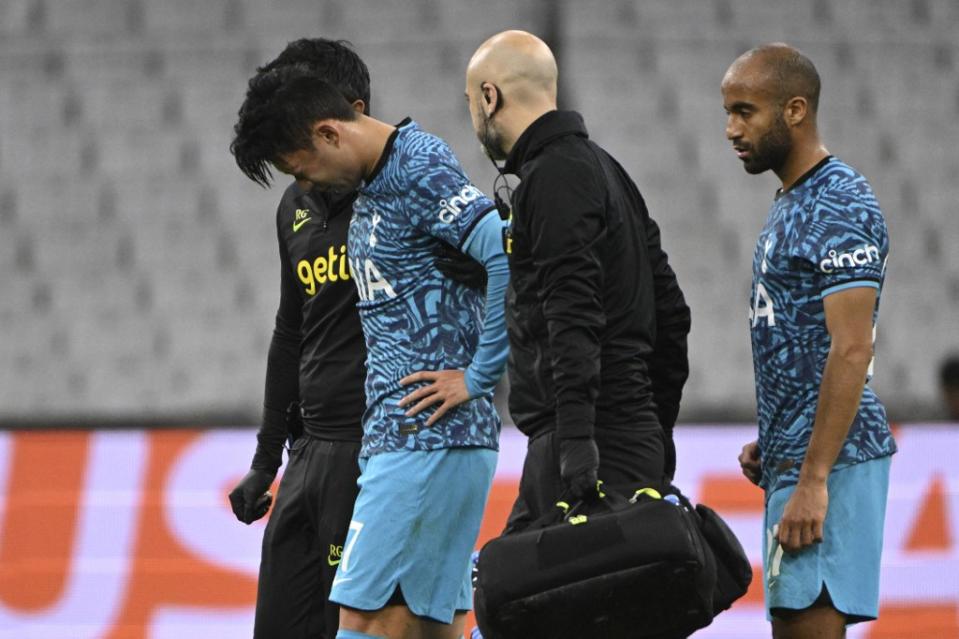孫興慜（左二）受傷退場，可能會影響他參加接下來的世界盃比賽。（法新社）