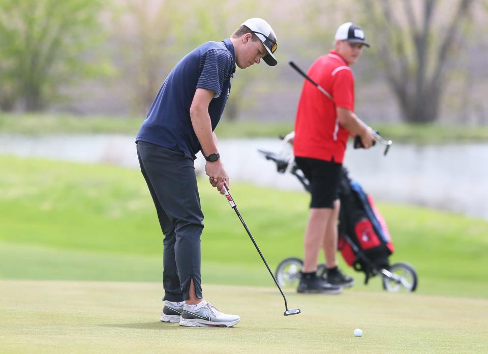 Andrew Princehouse de Ballard mira la pelota después de un putt en el octavo green durante el encuentro de golf masculino de la Conferencia Raccoon River en Ames Golf and Country Club el lunes 8 de mayo de 2023 en Ames, Iowa.  Princehouse fue subcampeón medallista con una ronda de 72 de 18 hoyos.