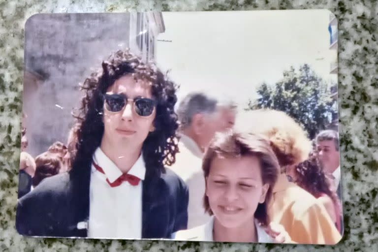 Mariana De Oliveira junto a Fito, en el casamiento del músico Fabián Gallardo, guitarrista de la banda de Páez