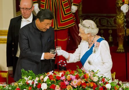 Chinese President Xi Jinping with Queen Elizabeth at a state banquet at Buckingham Palace, London, during the first day of his state visit to Britain. Tuesday October 20, 2015. REUTERS/Dominic Lipinski/Pool/Files