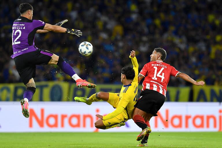 Una de las intervenciones de Matías Mansilla durante la semifinal de la Copa de la Liga, en este caso ante Medina; terminó siendo el héroe