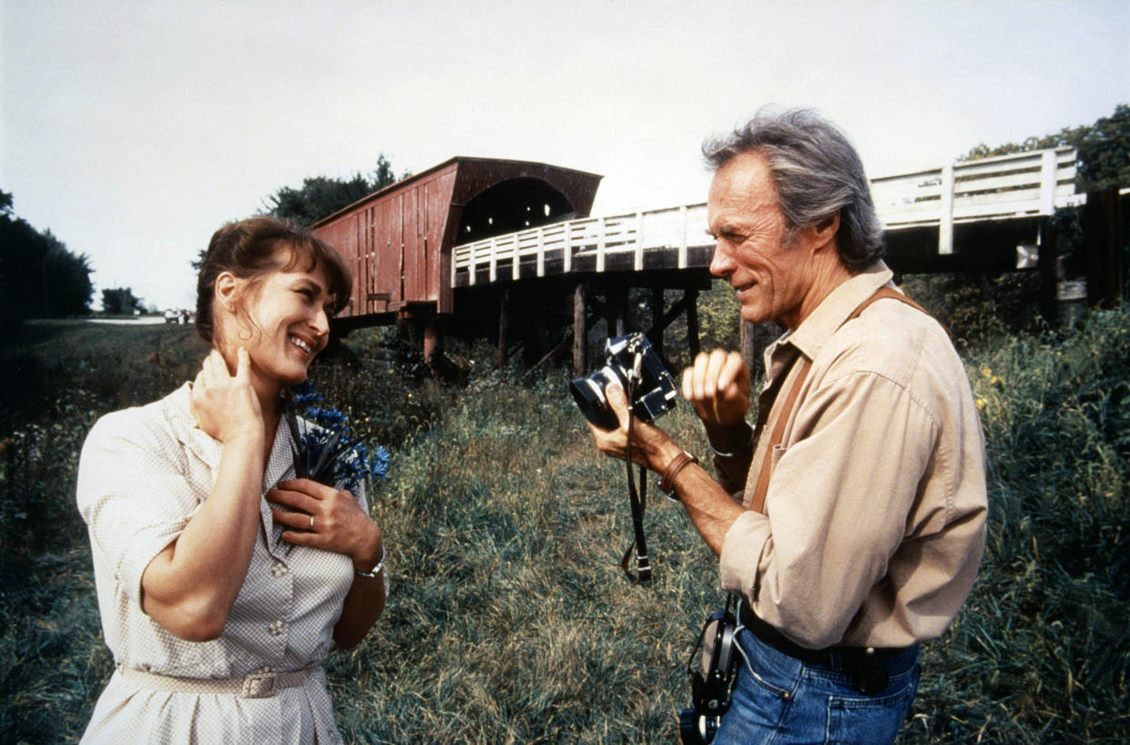 La actriz estadounidense Meryl Streep con el actor, director y productor Clint Eastwood en el set de su película 'Los puentes de Madison'. (Foto de Sunset Boulevard/Corbis a través de Getty Images)