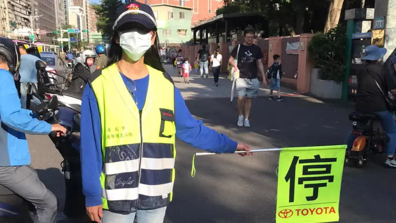 ▲導護媽媽居然是擋泥板女神，半百陳明真近照曝光。（圖／翻攝自陳明真臉書）