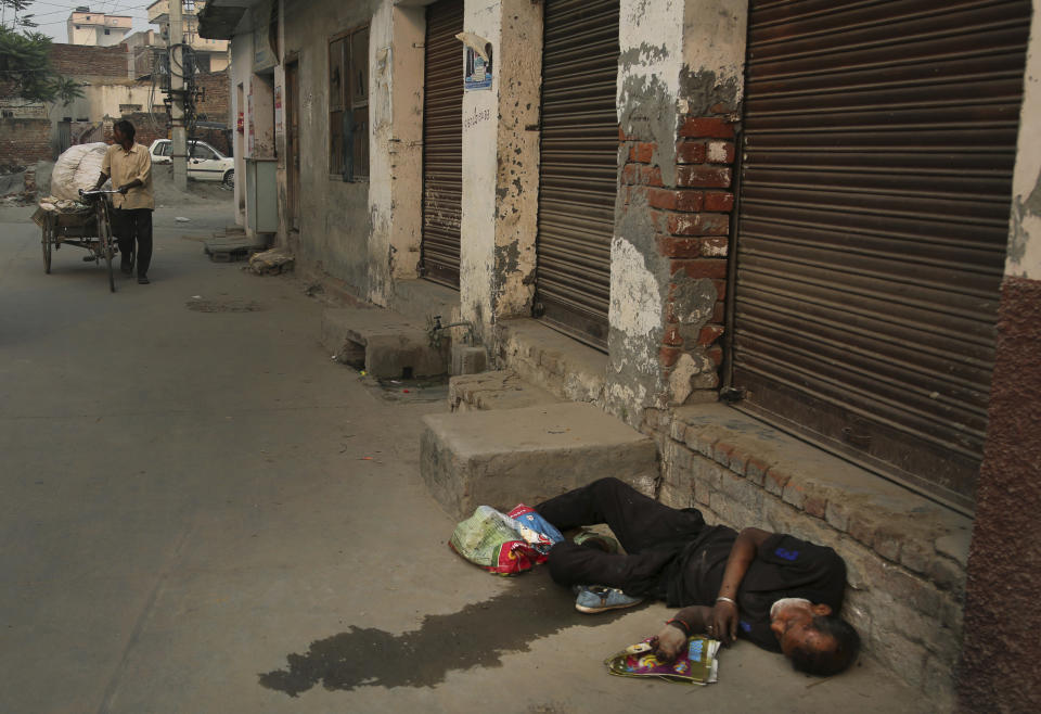 Un adicto a las drogas tirado en una calle de Kapurthala, India, el 31 de octubre del 2019. La India es uno de los países donde el opioide tramadol está causando estragos. (AP Photo/Channi Anand)