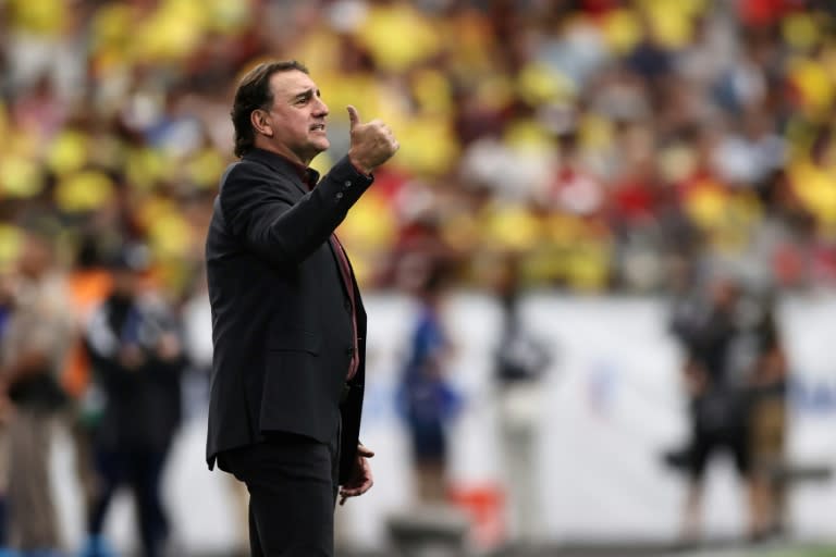 El entrenador de la selección de Colombia, Néstor Lorenzo, da órdenes a sus dirigidos en el partido contra Costa Rica, por la segunda jornada del Grupo D de la Copa América de Estados Unidos, en Glendale, Arizona, el 28 de junio de 2024. (Omar Vega)