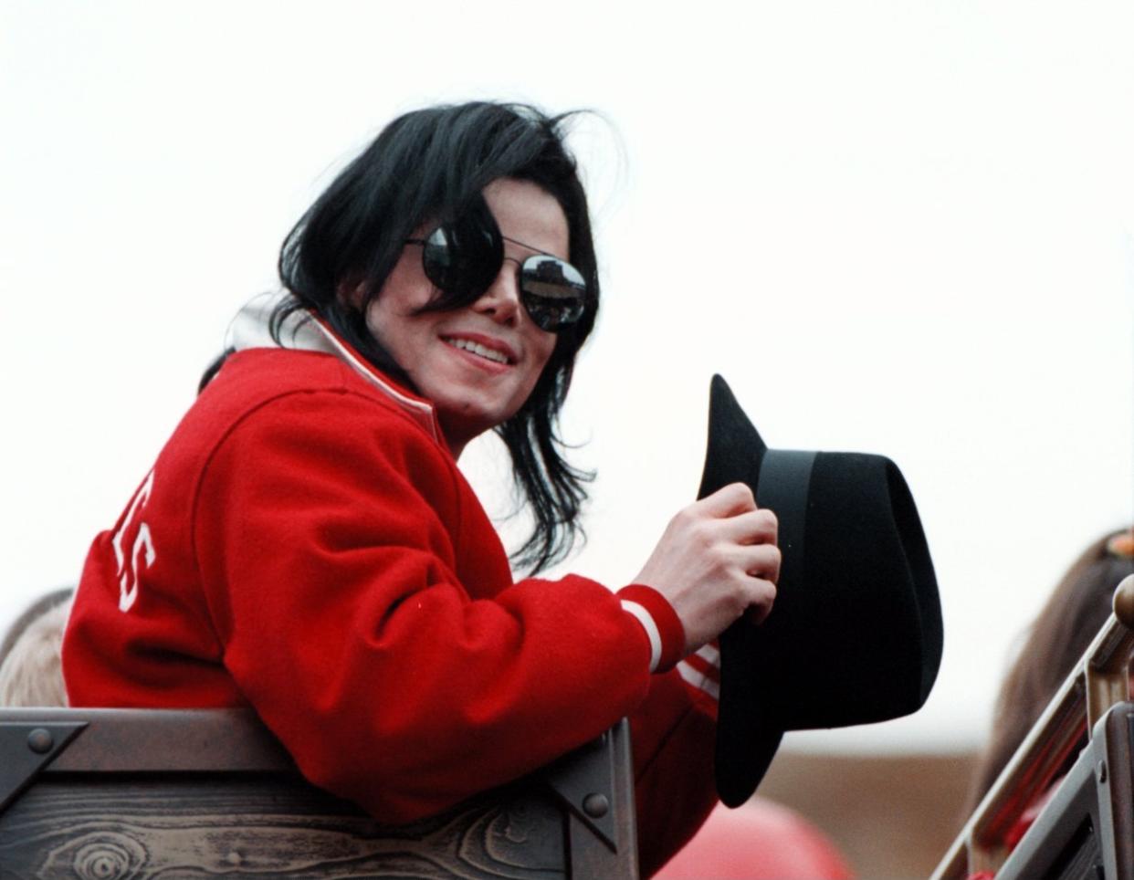 Michael Jackson, Mega-Pop-Star, im Phantasialand in Brühl, Hut, Sonnenbrille, Sänger, Promis, Prominenter, Prominente, (Photo by Peter Bischoff/Getty Images)