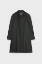 Prix : 99,99 euros au lieu de 179 euros<br><br><a href="https://www.zara.com/fr/fr/manteau-en-coton-steven-meisel-p06677500.html?v1=276788989&v2=2354139" rel="nofollow noopener" target="_blank" data-ylk="slk:Acheter;elm:context_link;itc:0;sec:content-canvas" class="link ">Acheter</a>