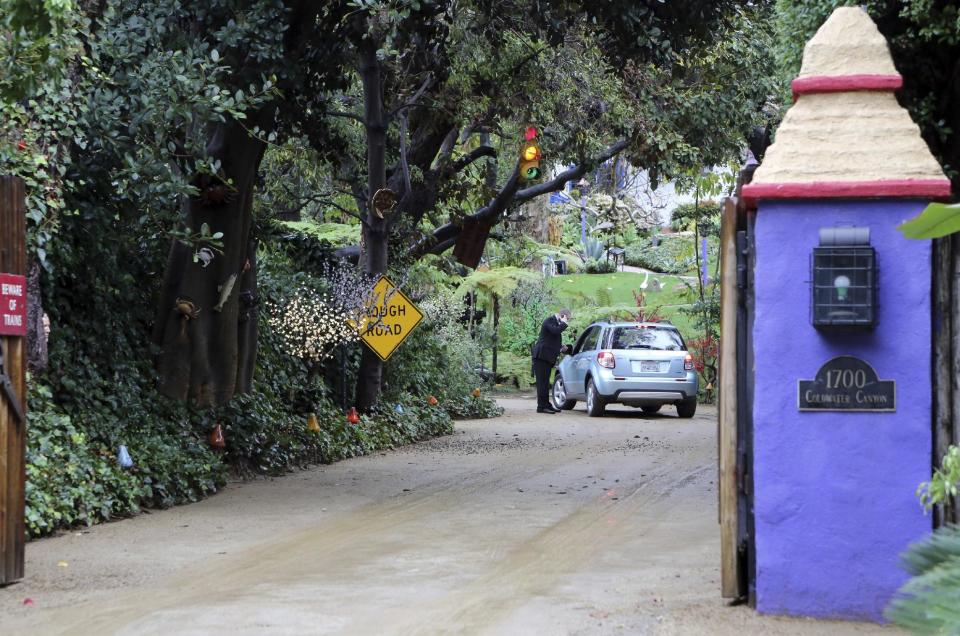 A private security guard talks to a driver arriving at the homes of Debbie Reynolds and her daughter Carrie Fisher in Los Angeles, Thursday, Jan. 5, 2017. Reynolds died Dec. 28 at the age of 84, a day after her daughter died at the age of 60. (AP Photo/Reed Saxon)