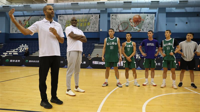 握4枚NBA冠電戒的「法國小跑車」帕克（Tony Parker），與獲選NBA75大球星的傳奇扣將威金斯（Dominique Wikins）在2024國泰NBA國際高中邀請賽公開亮相。（圖／國泰金控提供）