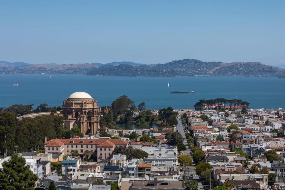 <div class="inline-image__caption"><p>We wouldn’t begrudge you the afternoon ritual of standing on your upper deck, looking out over this view, and screaming “I’m the king of San Francisco.” But we would suggest you keep this habit a secret from the rest of the world.</p></div> <div class="inline-image__credit">Trulia</div>