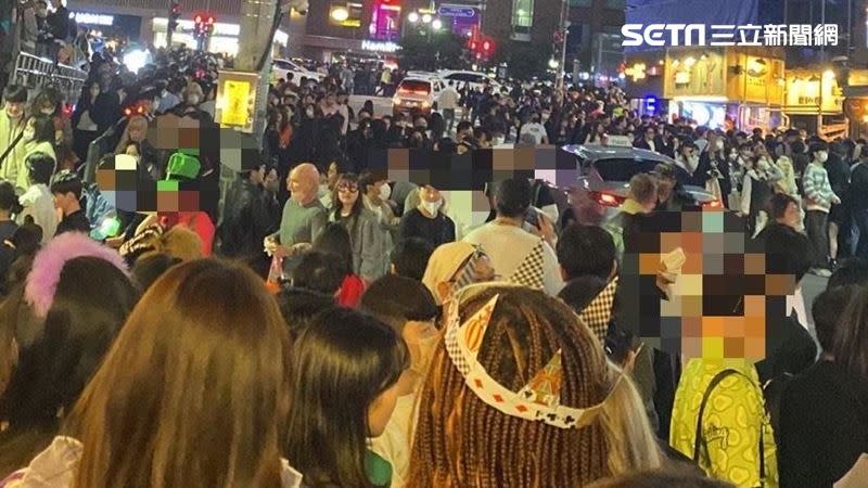 韓國首爾觀光勝地梨泰院29日晚間發生嚴重「人踩人」事件。（圖／現場民眾提供）
