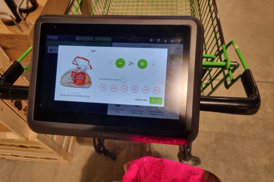 Gescannt wird rechts unten am Bildschirm. Praktisch für Getränkekisten, aber für andere Produkte umständlich. - Copyright: Business Insider