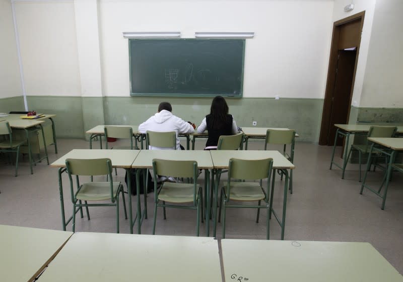 Dos estudiantes en un aula vacía en el instituto El Espinillo de Madrid el 22 de mayo de 2012