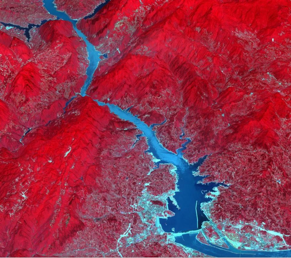 The Three Gorges Dam spans the Yangtze River in east-central China. It's the world's largest power station in terms of installed capacity, with its vast reservoir stretching for 410 miles.