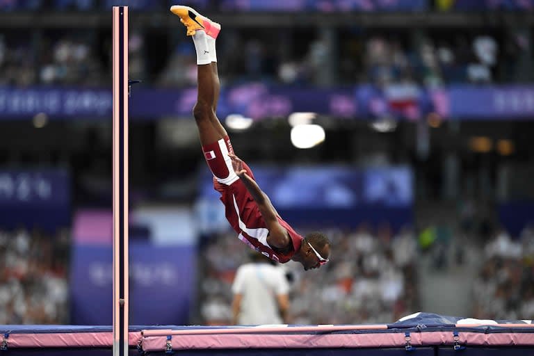 Mutaz Essa Barshim de Qatar compite en la final masculina de salto de altura de la prueba de atletismo de los Juegos Olímpicos de París 2024 