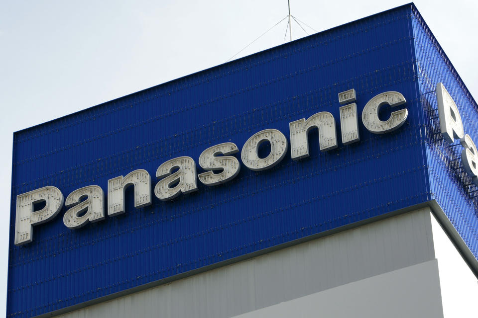 The logo of Panasonic Corp is seen atop the company's offices in Tokyo December 10, 2008.   REUTERS/Stringer (JAPAN BUSINESS) - GF2E591098201