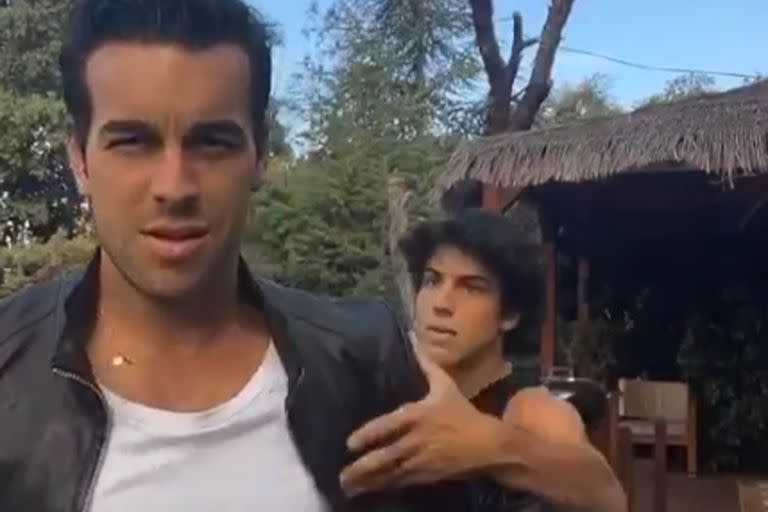 El actor español Mario Casas sorprendió con un video bailando junto a su hermano en cuarentena