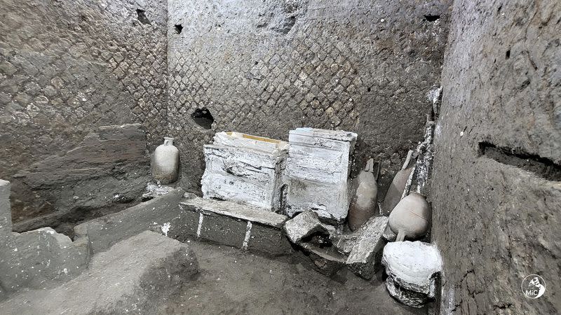 Foto sin fecha de una pequeña habitación, seguramente usada por esclavos, cerca de Pompeya