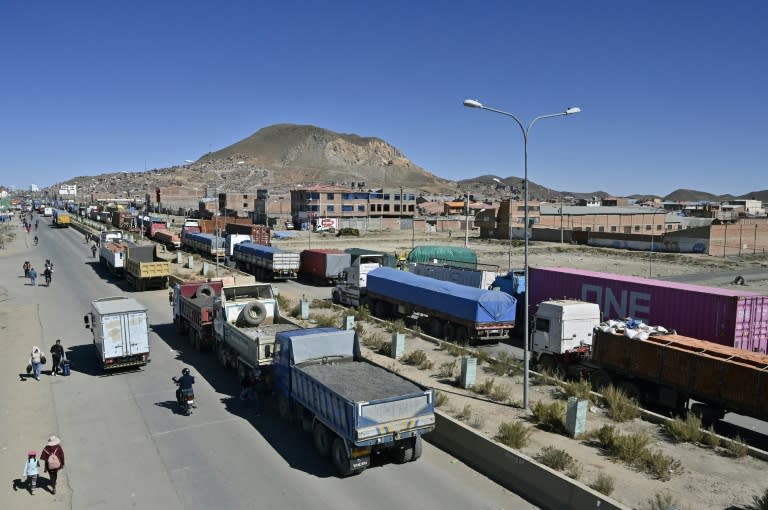 Vista aérea que muestra a camioneros de carga internacional bloqueando una carretera durante una protesta en Oruro, Bolivia, el 31 de julio de 2024 (AIZAR RALDES)