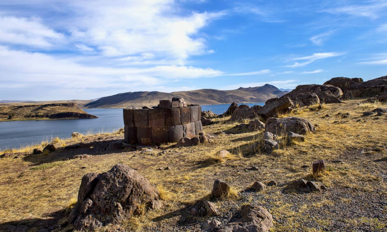 La imagen muestra una torre funeraria en ruinas en el cementerio preinca de Sillustani a orillas del lago Umayo, cerca de Puno. Uno de los estudios sobre las dietas andinas se realizó en un lugar cercano del Altiplano Andino, en la Cuenca del Lago Titicaca. (Getty Images)