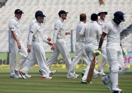 Cricket - India v New Zealand - Second Test cricket match - Eden Gardens, Kolkata - 01/10/2016. New Zealand's players celebrate the dismissal of India's Ravindra Jadeja. REUTERS/Rupak De Chowdhuri