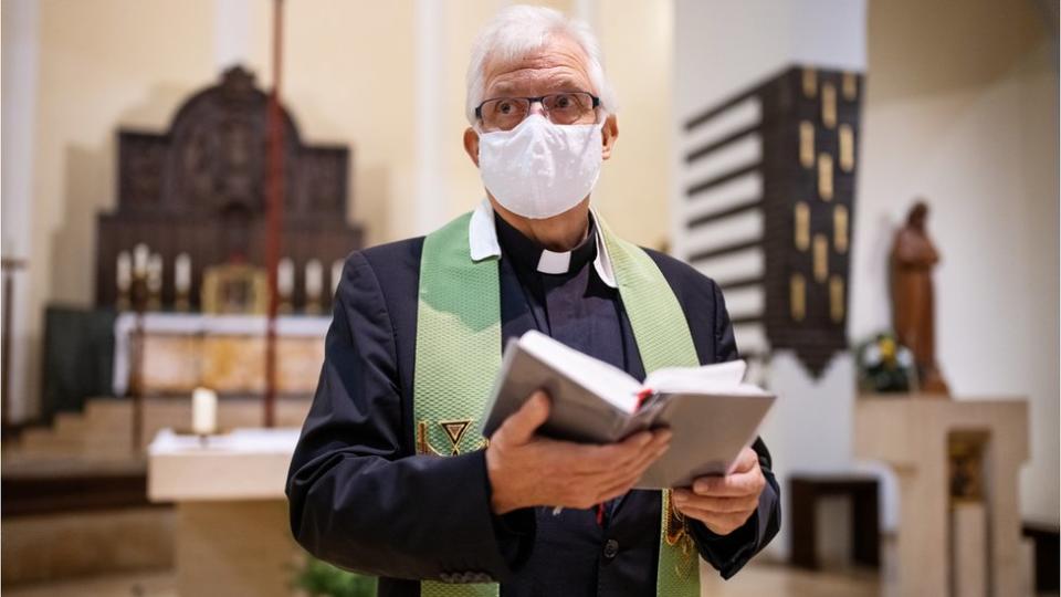 Un sacerdote católico.