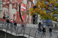 <p>The fans start to arrive at the Emirates</p>