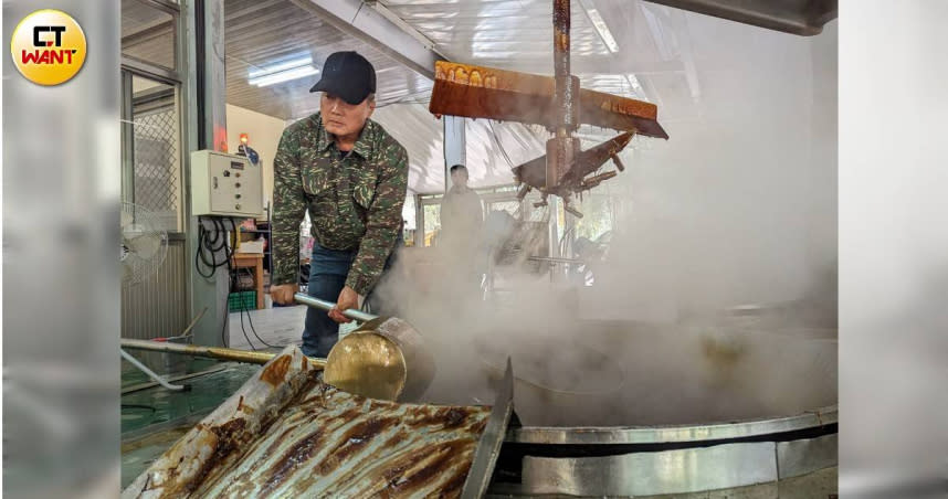 黑糖農莊第一代主人張錫斌其實是南投人，翻山越嶺到南化關山務農謀生，後來投入手工黑糖製作，現在已經是達人等級。（圖／莊曜聰攝）