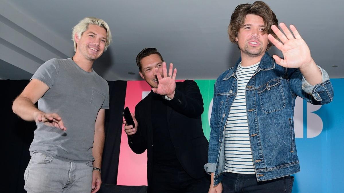 Isaac, Taylor and Zac Hanson Pose With All 39 Members of Their Family