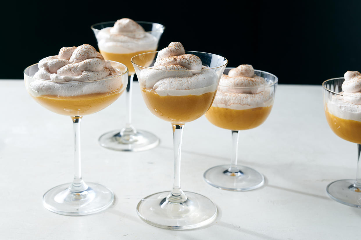 Suspiro a la limeña (budín de caramelo con merengue al oporto). Diseño culinario de Simon Andrews. (David Malosh/The New York Times)